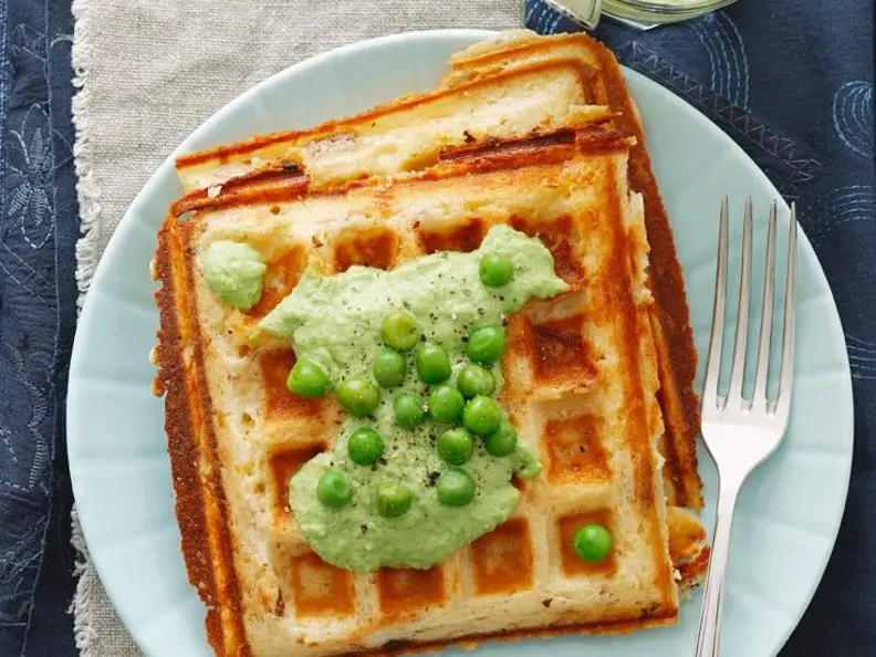 Gruyère-Waffeln mit Erbsensauce