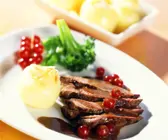Rehschulter mit Johannisbeersauce