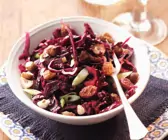 Rotkohlsalat mit Rosinen und Nüssen