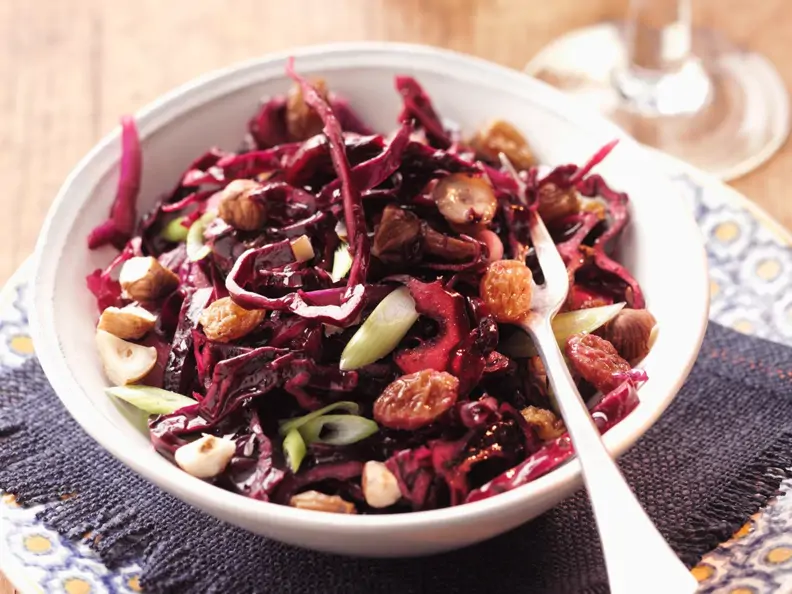 Rotkohlsalat mit Rosinen und Nüssen