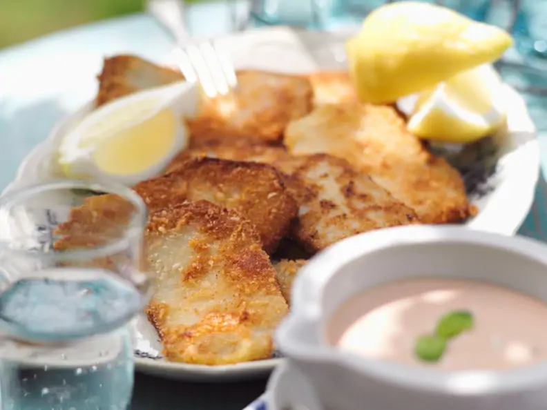 Panierte Kohlrabischnitzel mit Joghurtdip