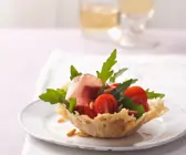 Rucola-Tomaten-Salat im Parmesankörbchen
