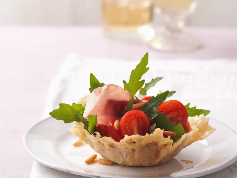 Rucola-Tomaten-Salat im Parmesankörbchen