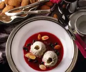 Mohneis mit Fliederbeer-Mandelsauce