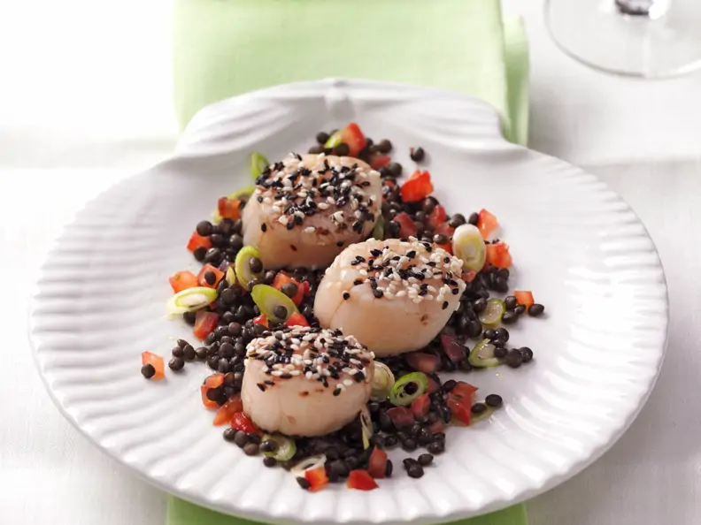 Belugalinsen-Salat mit Jakobsmuscheln
