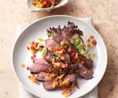 Steaksalat mit Paprika-Mandel-Salsa