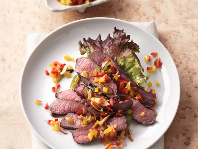 Steaksalat mit Paprika-Mandel-Salsa