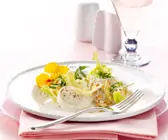 Frühlingssalat mit gegrilltem Ziegenkäse
