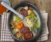 Bohneneintopf mit scharfer spanischer Wurst (Chorizo)