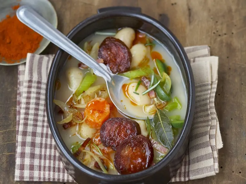 Bohneneintopf mit scharfer spanischer Wurst (Chorizo)