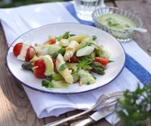Spargelsalat mit Waldmeister-Avocado-Creme