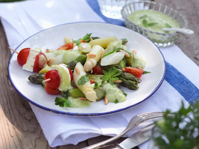 Spargelsalat mit Waldmeister-Avocado-Creme