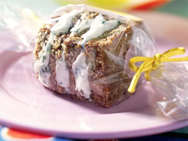 Sesambrot mit Schnittlauchquark