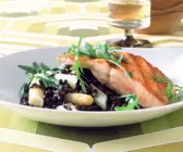 Spargel-Linsen-Salat mit gebratenem Lachs