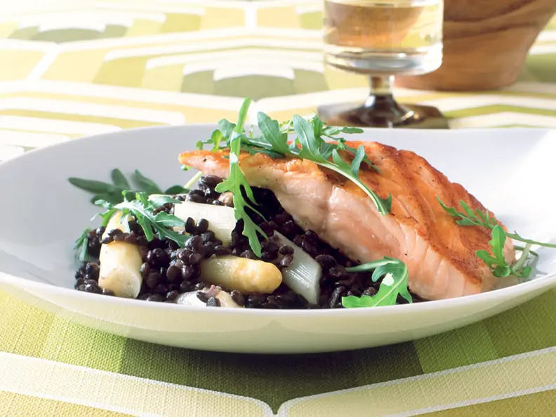 Spargel-Linsen-Salat mit gebratenem Lachs