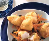 Zander-Nuggets im Dill-Kartoffelteig auf Möhrenrohkost