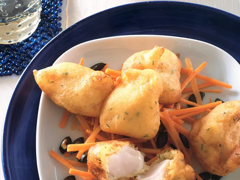 Zander-Nuggets im Dill-Kartoffelteig auf Möhrenrohkost