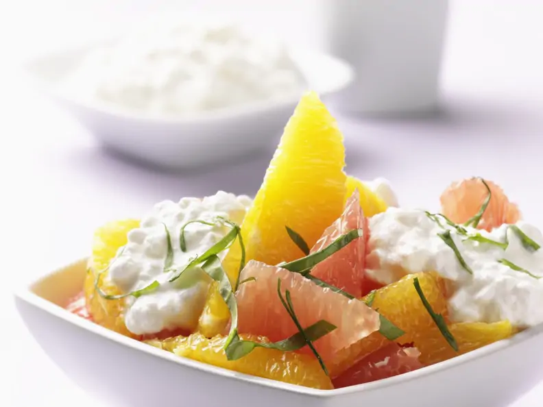 Orangen-Grapefruit-Salat mit Hüttenkäse