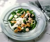 Spinatsalat mit Lachs und Krabben