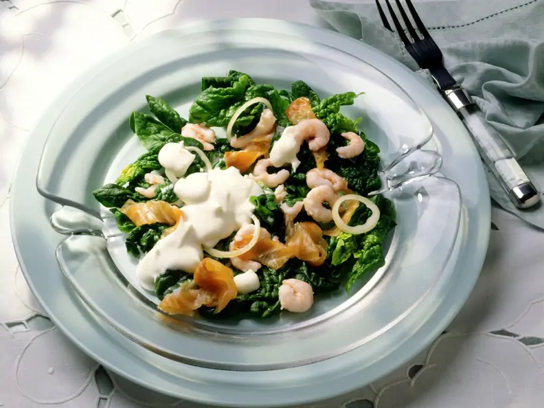 Spinatsalat mit Lachs und Krabben