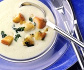Selleriecremesuppe mit Knoblauch-Croûtons