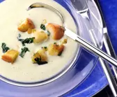 Selleriecremesuppe mit Knoblauch-Croûtons