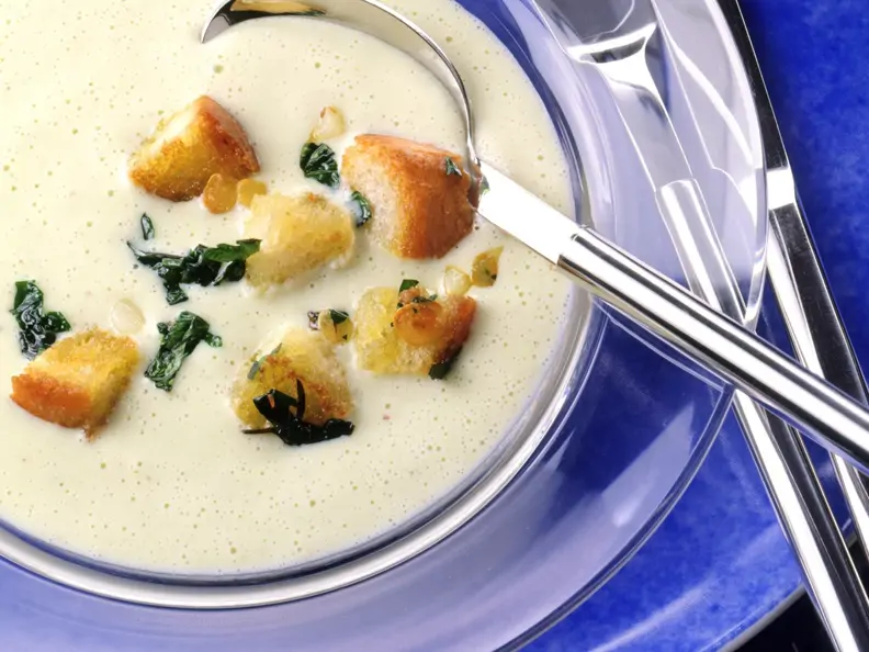 Selleriecremesuppe mit Knoblauch-Croûtons