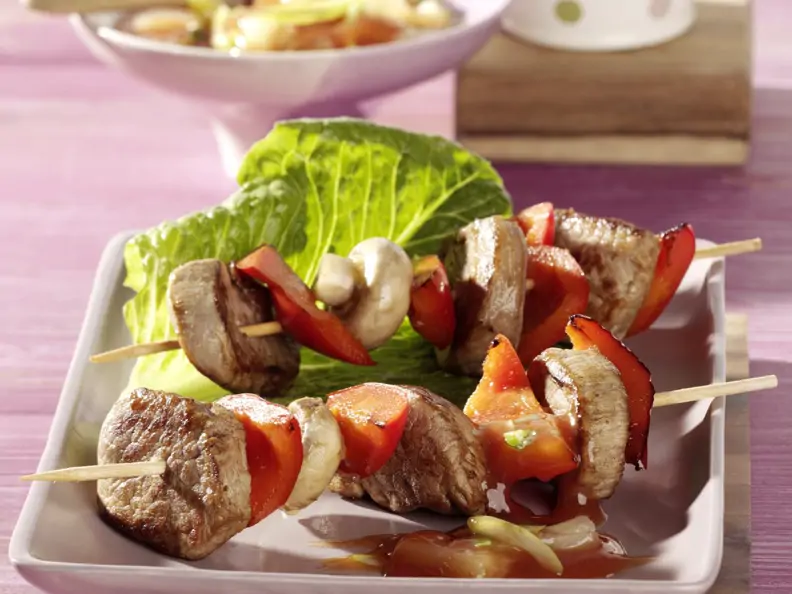 Filetspieße vom Grill mit asiatischer Ananassauce