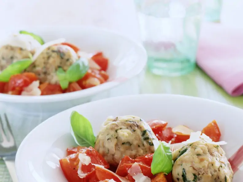 Steinpilz-Semmelknödel mit Tomaten