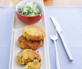 Hirse-Curry-Taler mit Gurkensalat