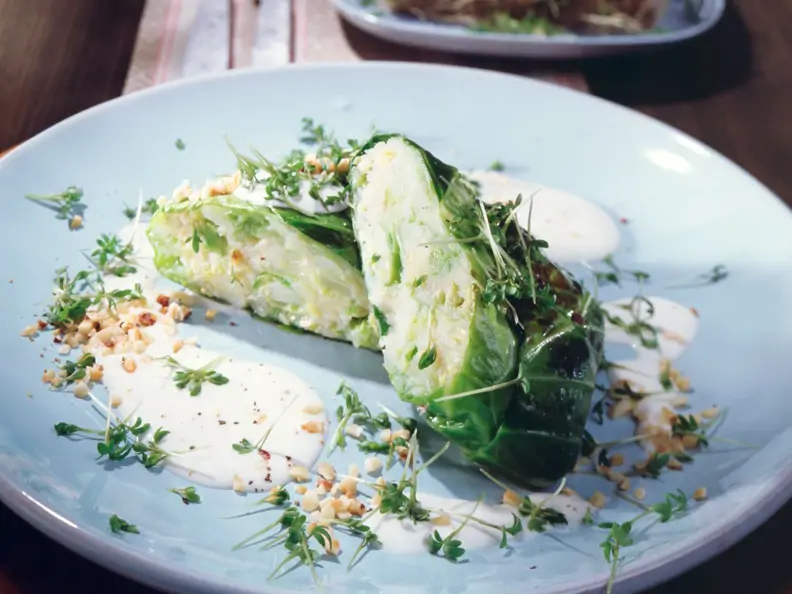 Spitzkohlrouladen mit Meerrettichsauce