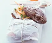 Vollkornbrötchen mit Frischkäse und Möhre