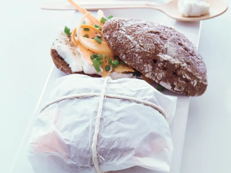 Vollkornbrötchen mit Frischkäse und Möhre