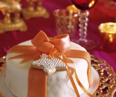 Weihnachtstorte im Marzipanmantel mit Schleife