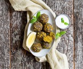 Chia-Falafel mit Pistazien und Minzjoghurt