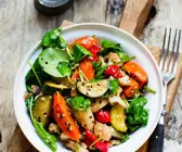 Gemüsesalat mit Rucola