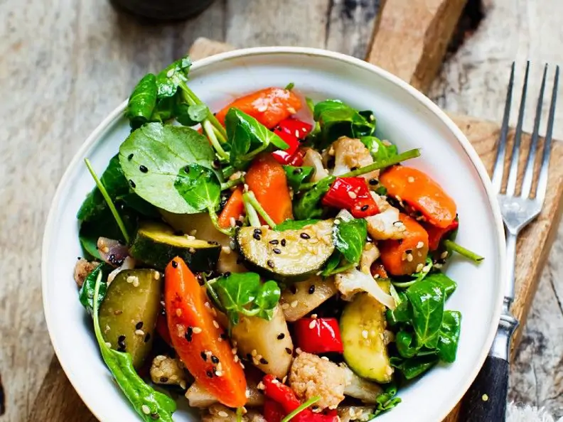 Gemüsesalat mit Rucola