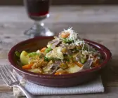 Nudeln aus Buchweizen mit Gemüse und Parmesan