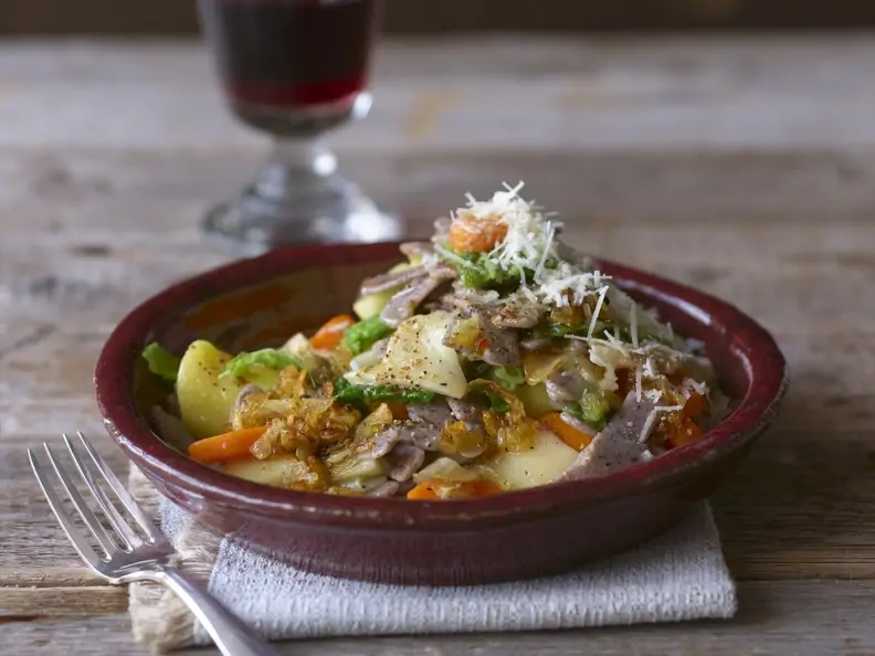 Nudeln aus Buchweizen mit Gemüse und Parmesan