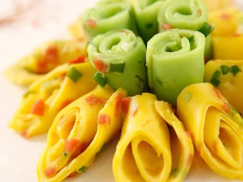 Pfannkuchenröllchen mit Gurke