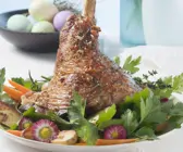 Österliche Lammhaxe mit Kartoffeln und Karotten