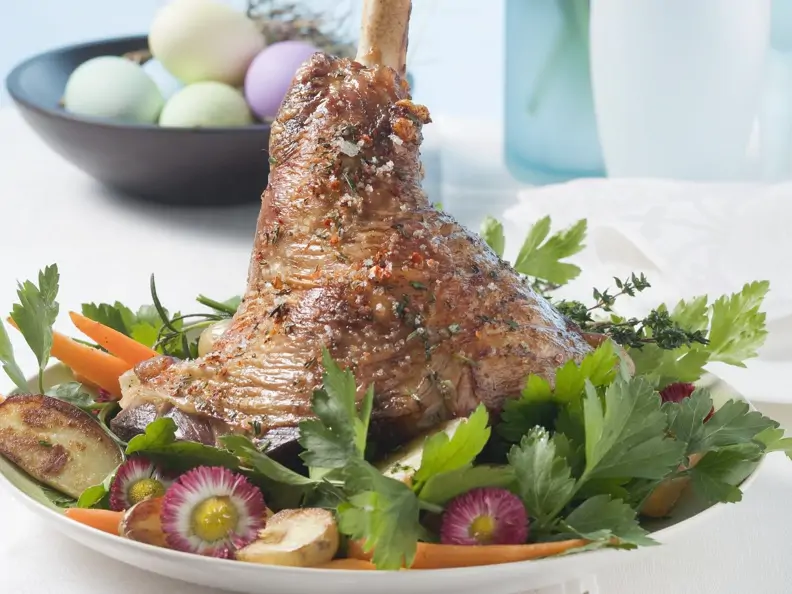 Österliche Lammhaxe mit Kartoffeln und Karotten