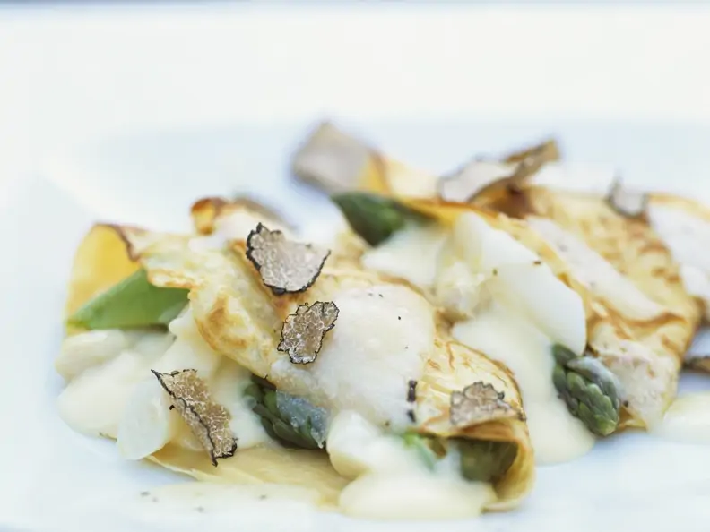 Überbackene Crêpes mit Spargelgemüse und schwarzem Trüffel