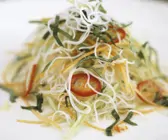 Pikanter Nudelsalat auf vietnamesische Art