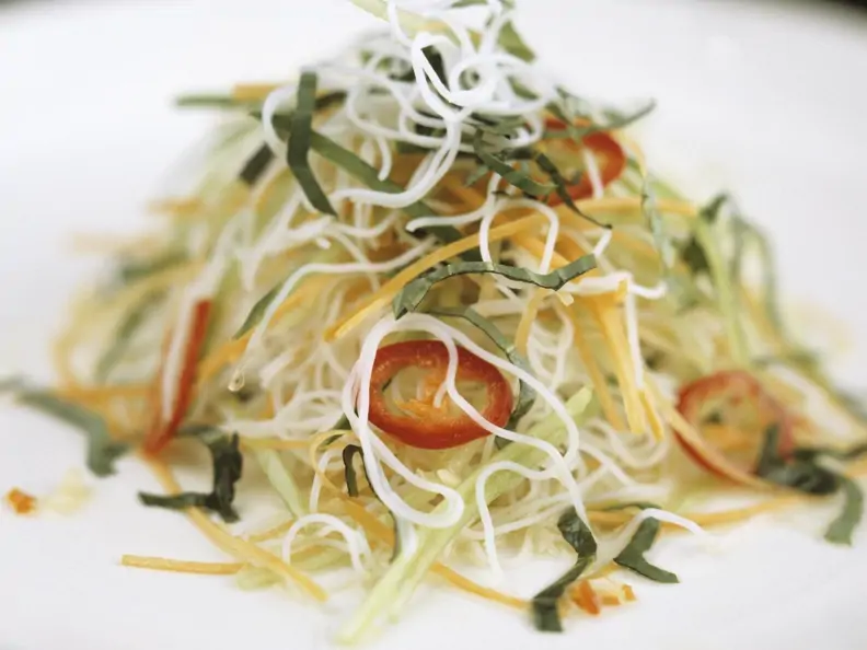 Pikanter Nudelsalat auf vietnamesische Art