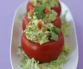 Tomaten mit Avocadofüllung
