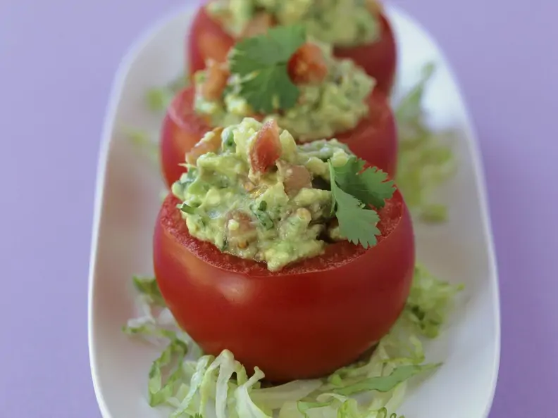 Tomaten mit Avocadofüllung