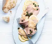 Vitello tonnato auf einer Platte mit Kapern angerichtet