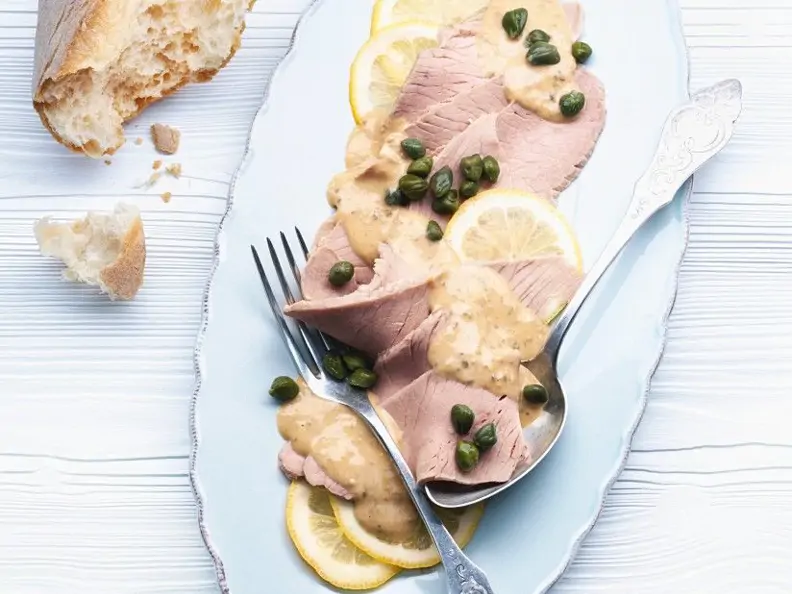 Vitello tonnato auf einer Platte mit Kapern angerichtet