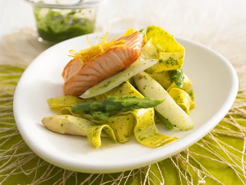 Wildlachs auf Spargel mit Nudeln